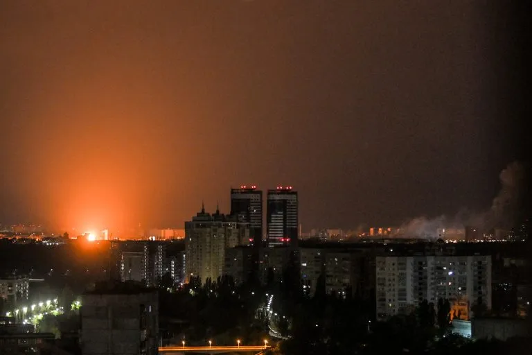 Καπνός από πυραυλική επίθεση στο Κίεβο τη νύχτα
