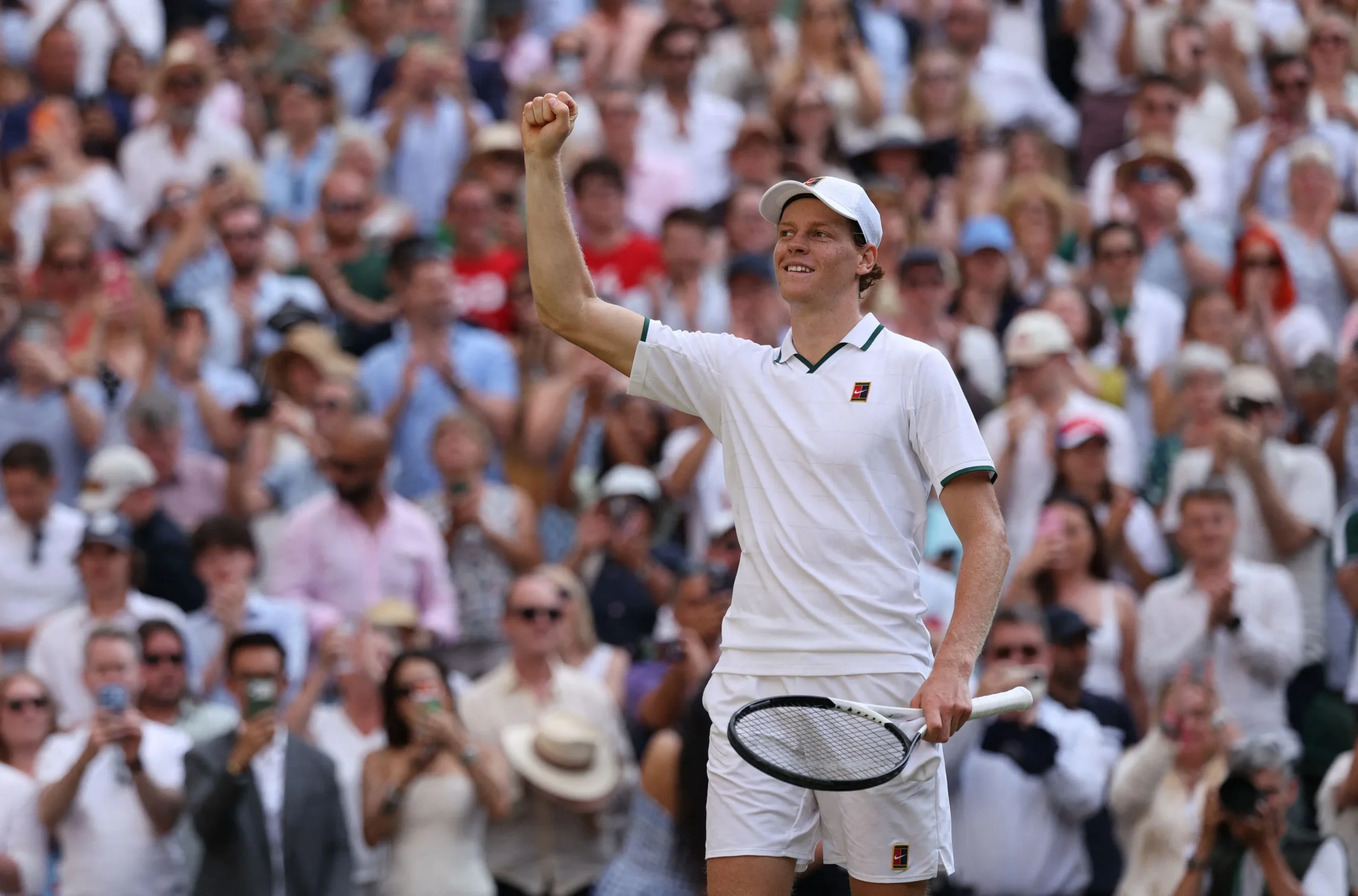 Ο Γιανίκ Σίνερ πανηγυρίζει στο Wimbledon
