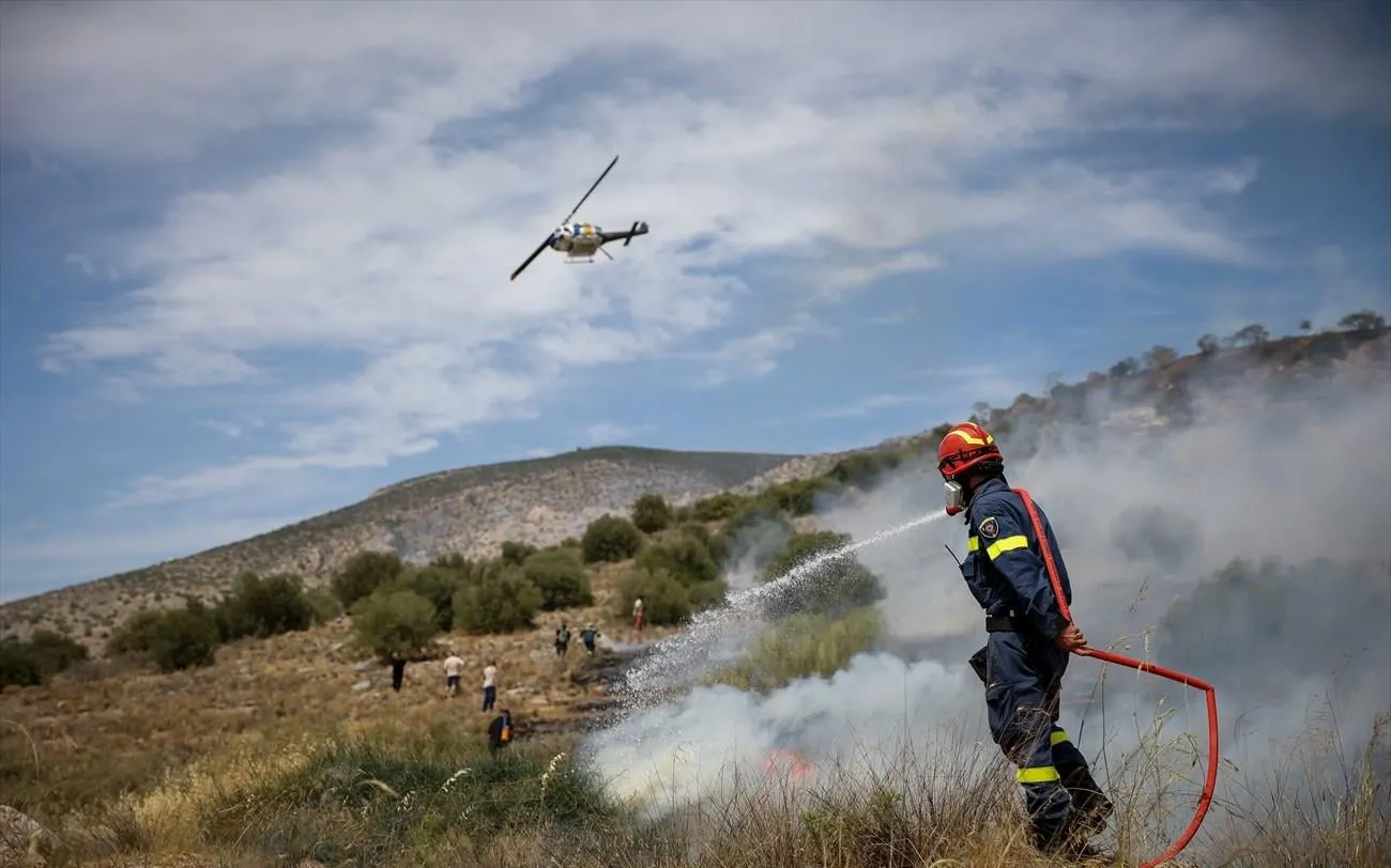 Πυροσβεστικό αεροσκάφος επιχειρεί σε φωτιά σε δασική έκταση