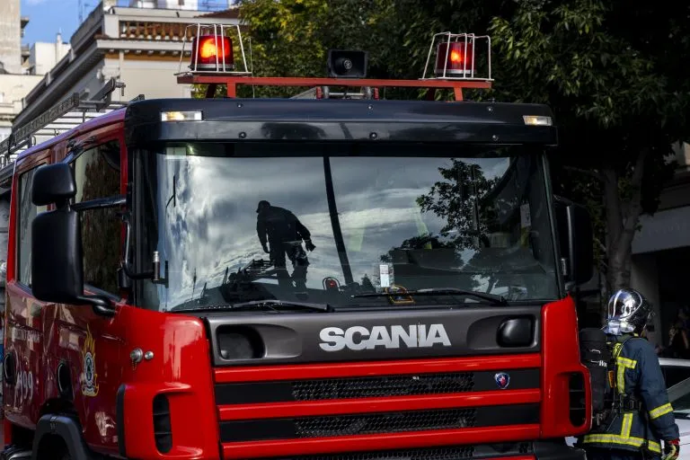 Πυροσβεστικό ελικόπτερο επιχειρεί σε πυρκαγιά κοντά στον Άγιο Αθανάσιο Θεσσαλονίκης