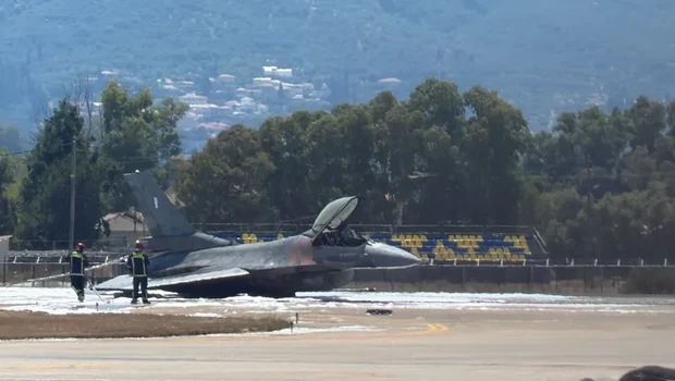 Μαχητικό F-16 μετά την αναγκαστική προσγείωση στη Ζάκυνθο