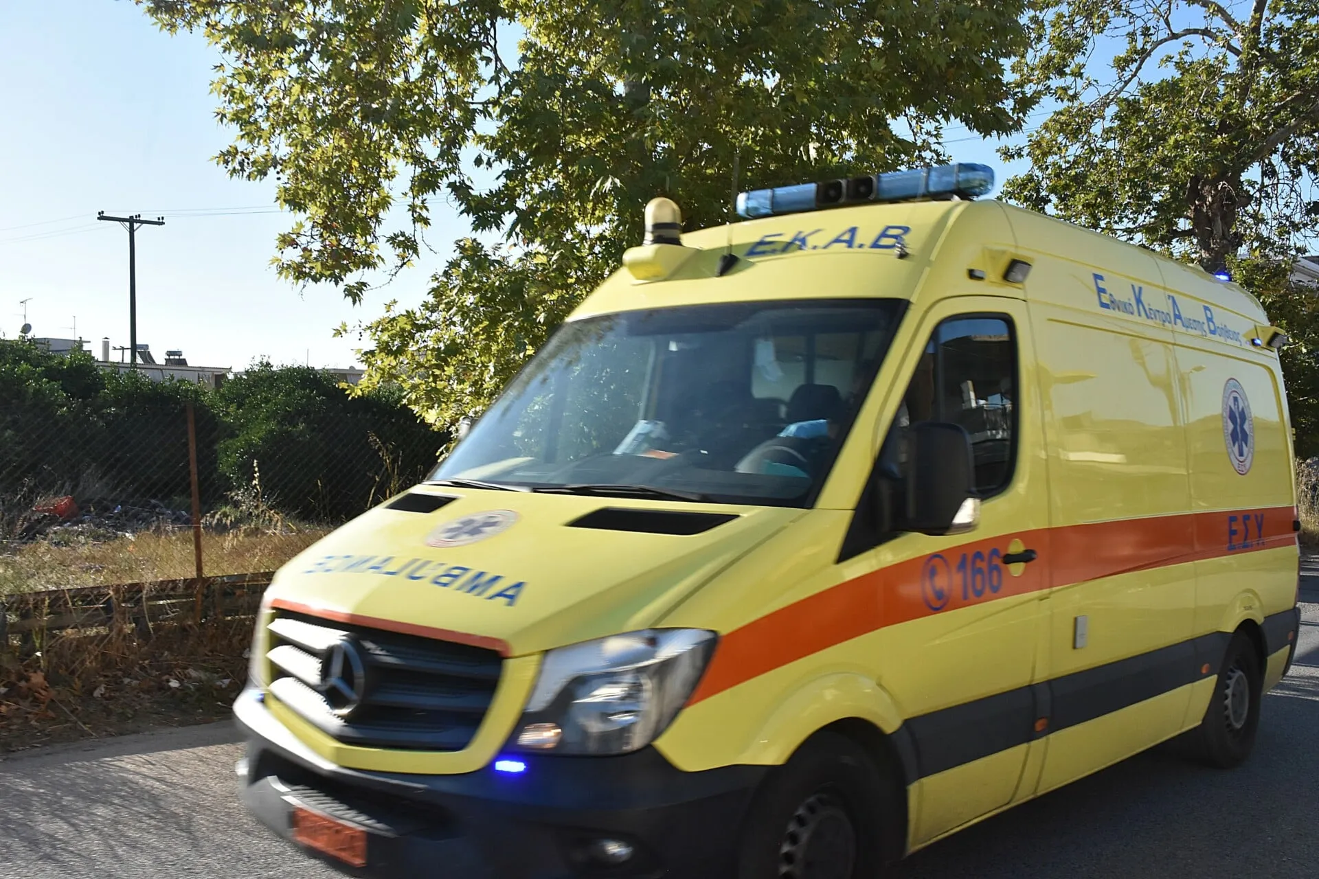 Ασθενοφόρο ΕΚΑΒ στη θαλάσσια περιοχή Πόρτο Ράφτη
