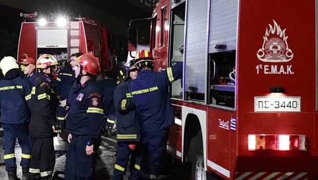 Πυροσβέστες επιχειρούν σε βυτιοφόρο με διαρροή μόλυβδου στην Εγνατία Οδό