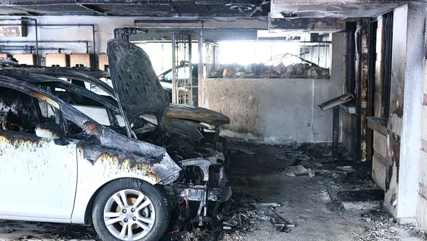 Καμένο αυτοκίνητο μετά από επίθεση με γκαζάκια στη Θεσσαλονίκη