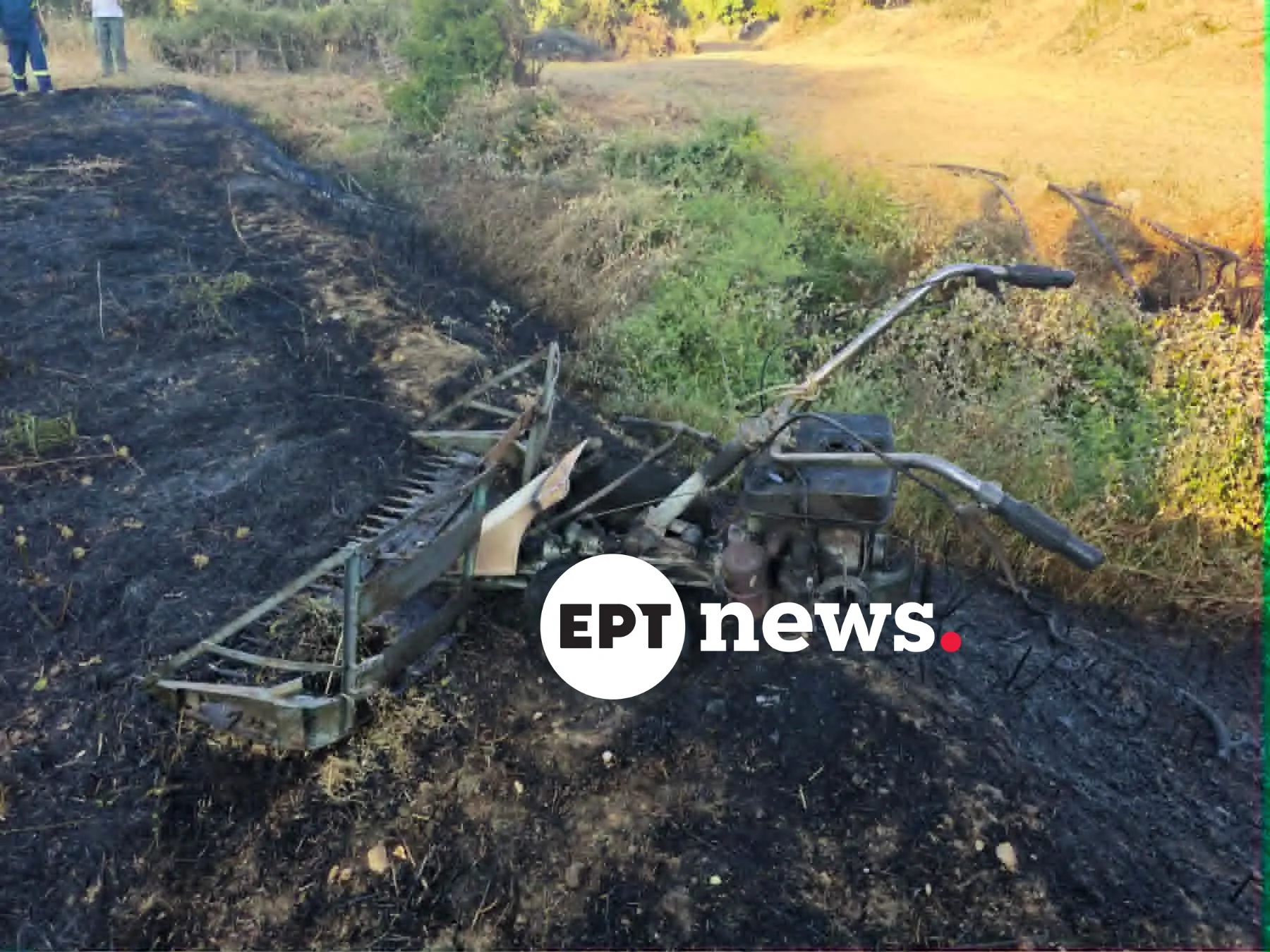 Πυροσβεστικό όχημα σβήνει φωτιά σε αγροτική έκταση στη Χίο