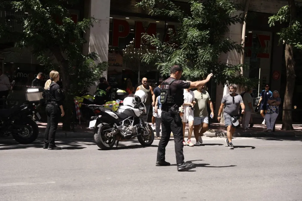Κλιμάκιο ΤΕΕΜ έξω από το κτίριο του ΕΒΕΑ στην Ακαδημίας