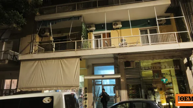 Αστυνομία έξω από πολυκατοικία στο Παγκράτι