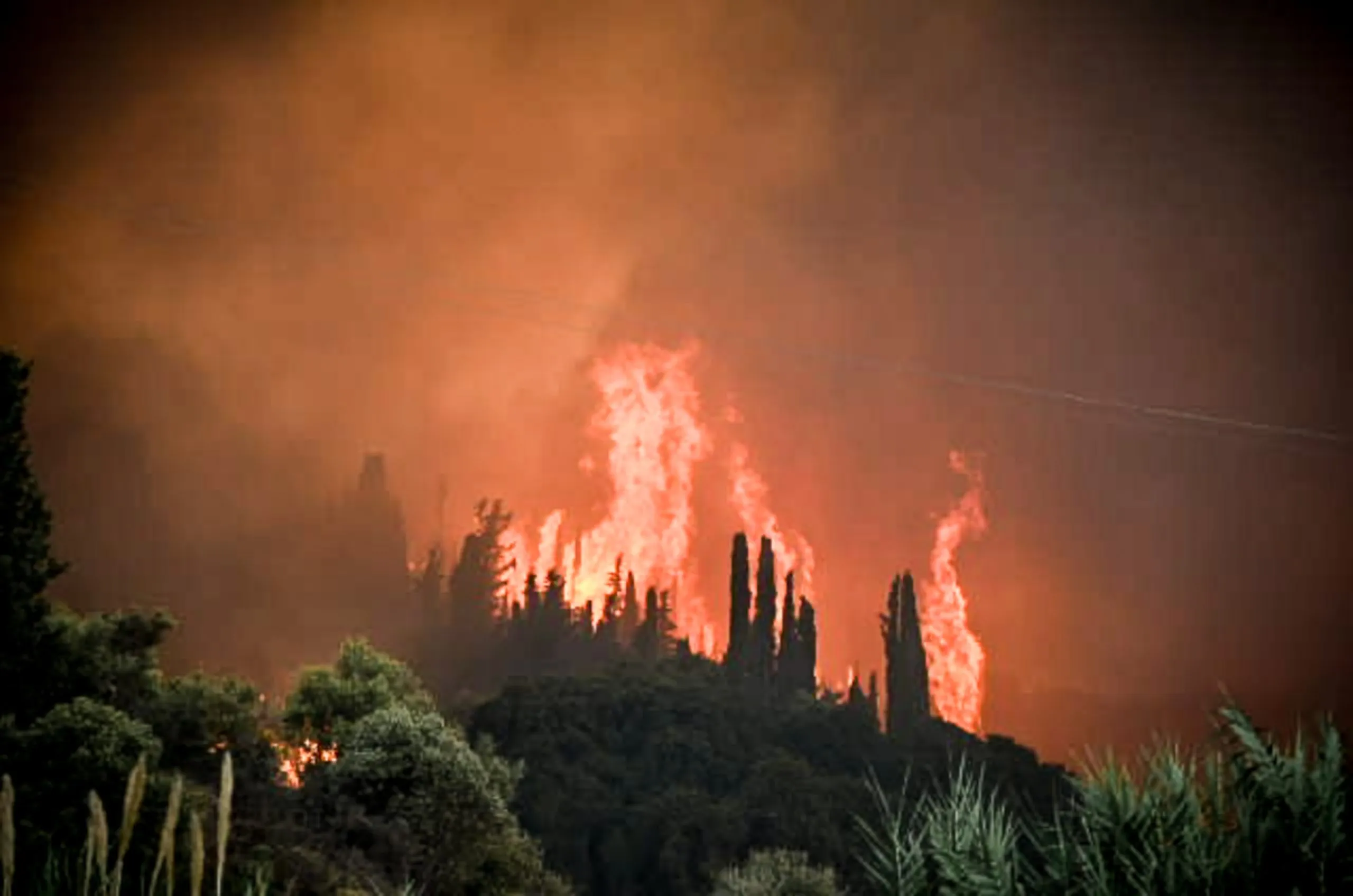 Πυρκαγιές στη Γαλλία: Υπό έλεγχο στο Λαντ, μάχη στη Ζιρόντ