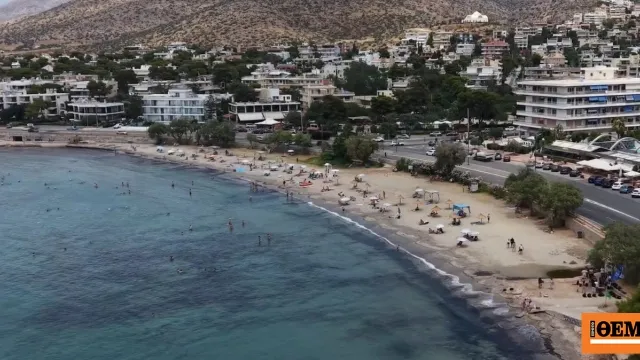 Κόσμος στις παραλίες της Αττικής υπό καλοκαιρινό ήλιο