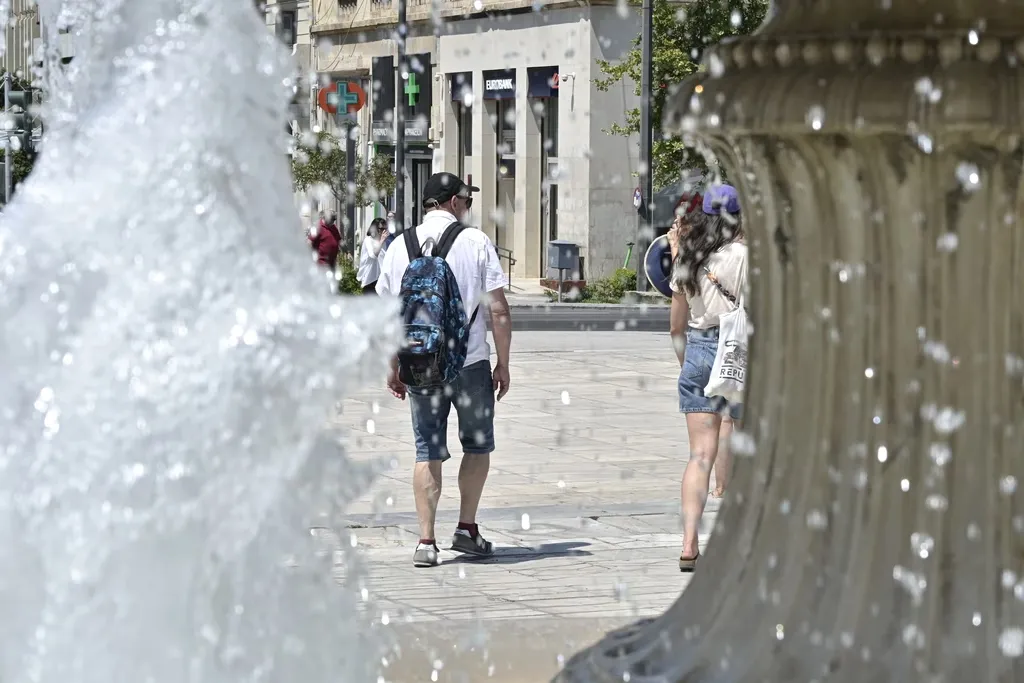 αίθριος καιρός με ήλιο πάνω από ελληνικό τοπίο