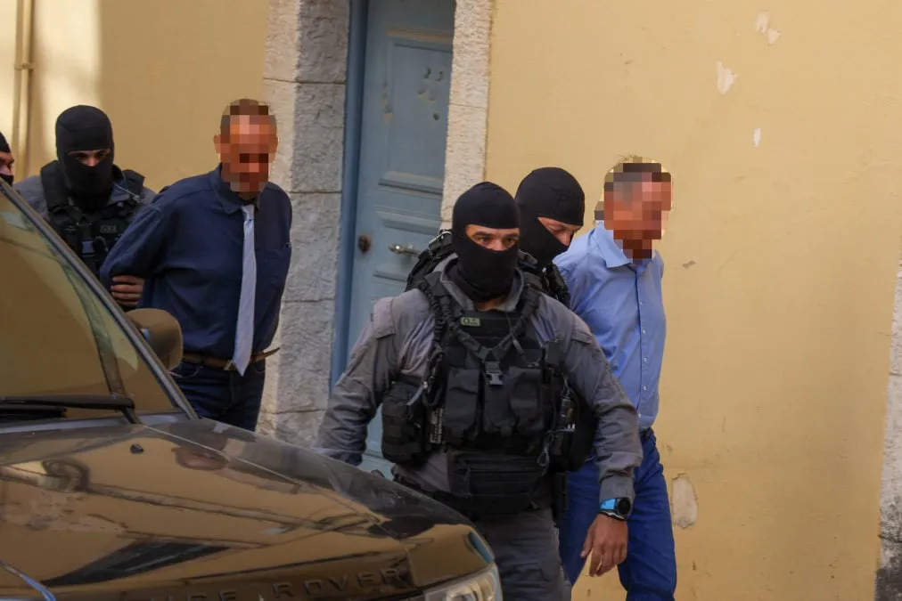 Μέλη της Μαφίας της Κρήτης πυροβολούν με όπλα