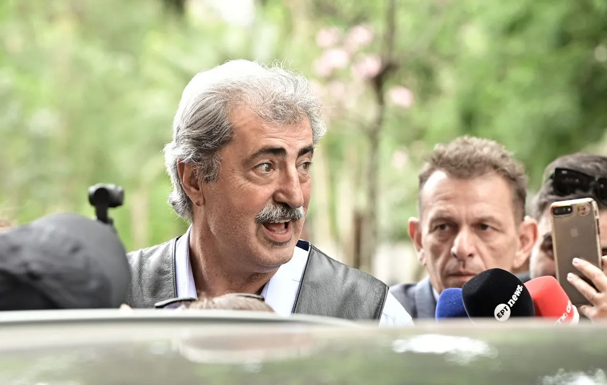 Στελέχη του ΣΥΡΙΖΑ έξω από τα γραφεία της Κουμουνδούρου
