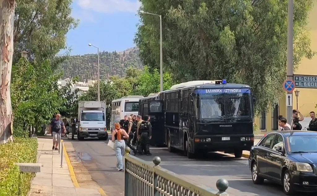 Αστυνομική συνοδεία στην Ευελπίδων για την υπόθεση Marfin