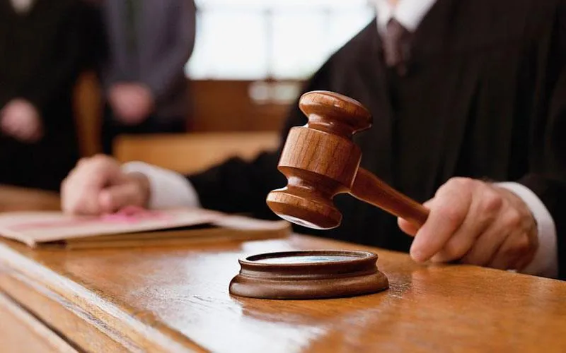 Δικαστήριο και σφυρί δικαιοσύνης σε αίθουσα δικαστηρίου