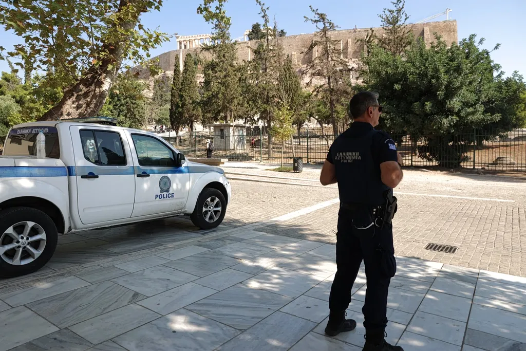60χρονος επιτίθεται με μαχαίρι σε τουρίστες στην Ακρόπολη