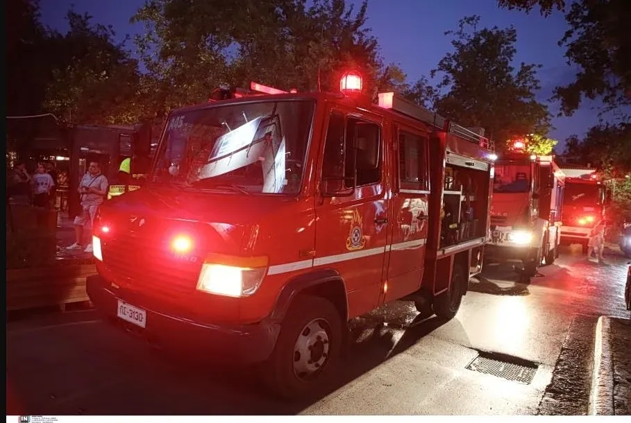 Πυροσβέστες επιχειρούν σε βυτιοφόρο με διαρροή μόλυβδου στην Εγνατία Οδό