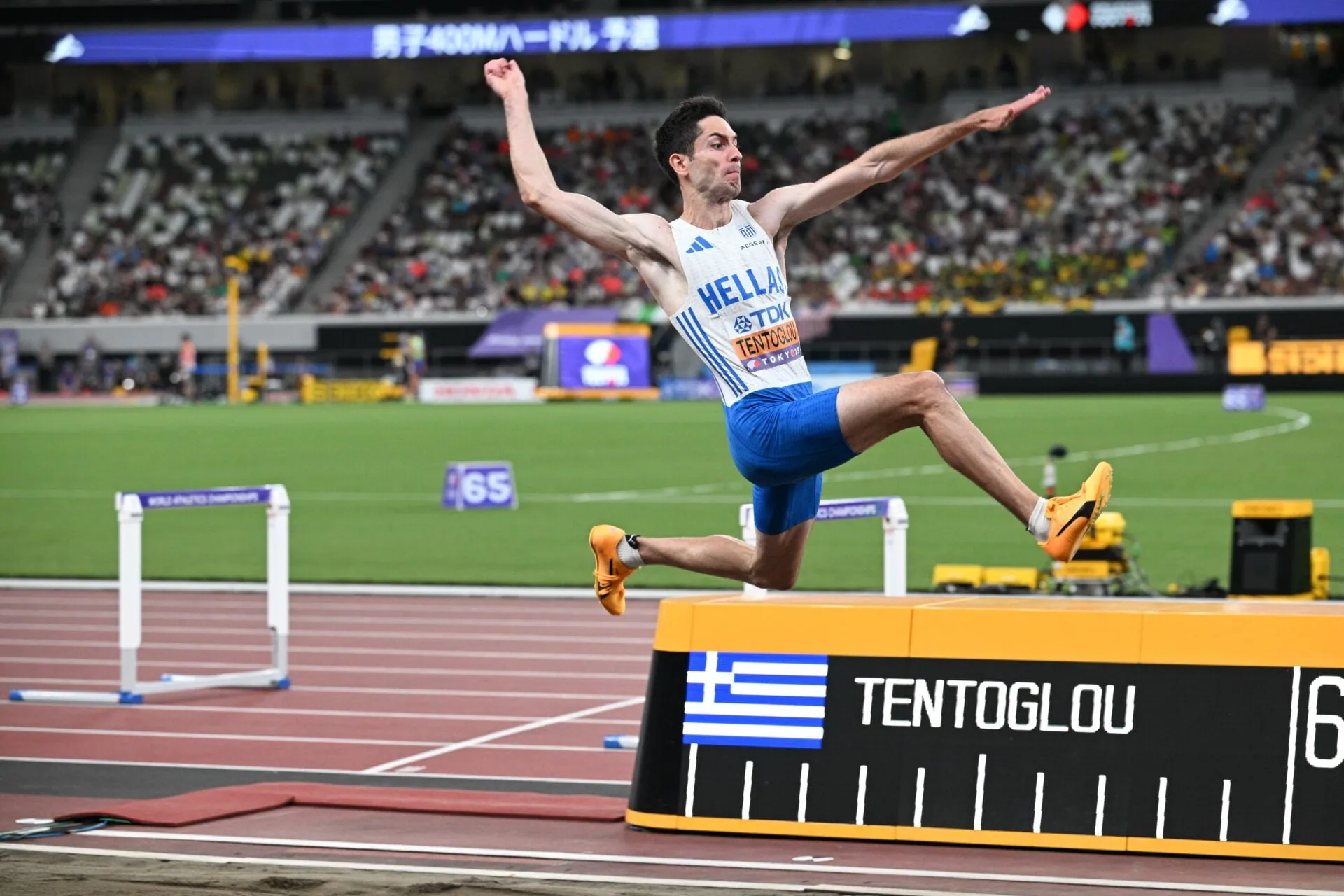 Ο Τεντόγλου πανηγυρίζει τη νίκη στο άλμα εις μήκος