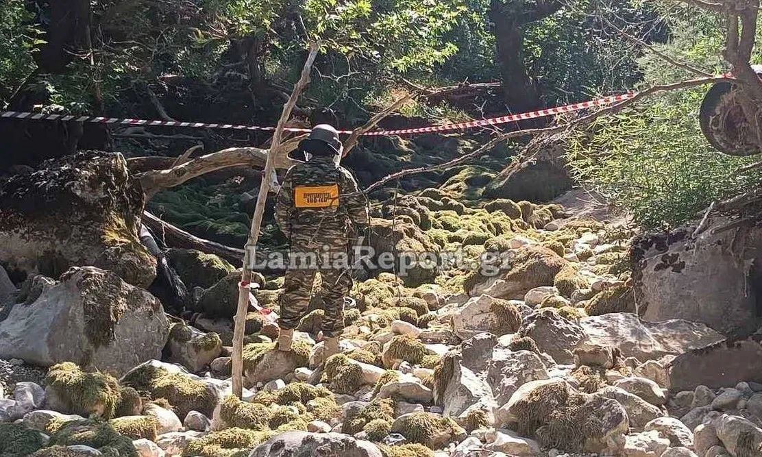 Πυροτεχνουργοί εξουδετερώνουν χειροβομβίδα στον Κηφισό ποταμό στην Αμφίκλεια