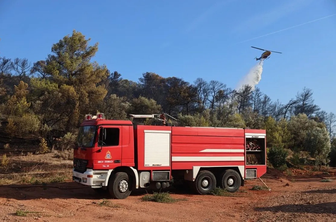 Πυροσβεστικά αεροσκάφη ρίχνουν νερό σε πυρκαγιά