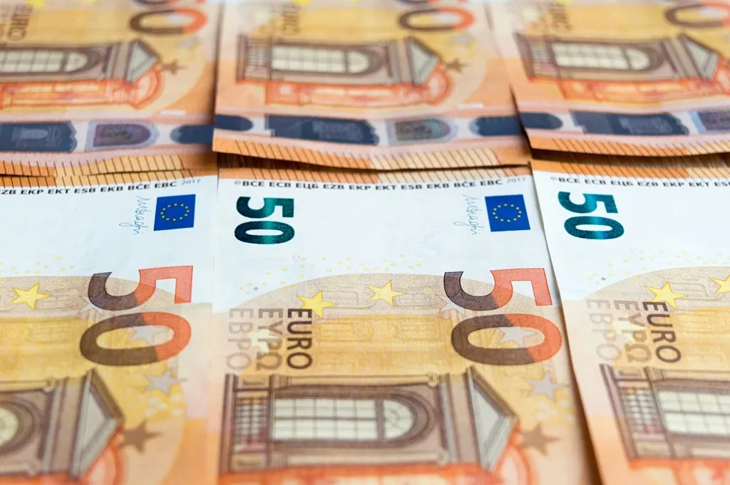 κτίριο Τράπεζας της Ελλάδος με στατιστικά καταθέσεων