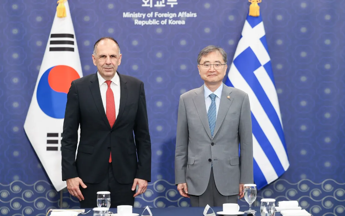 Ο Γεραπετρίτης σε συνάντηση κατά την περιοδεία του στην Ασία