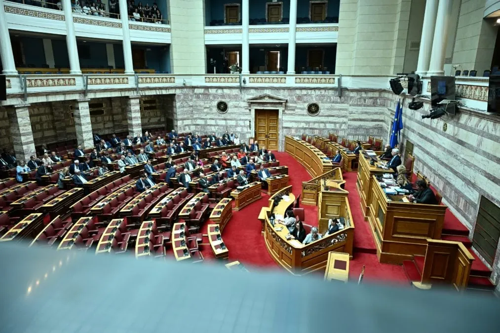 Μητσοτάκης και Ανδρουλάκης στη Βουλή για την ακρίβεια