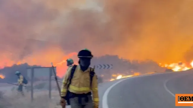 Εκσκαφέας δίπλα σε καμένη έκταση στην Ισπανία