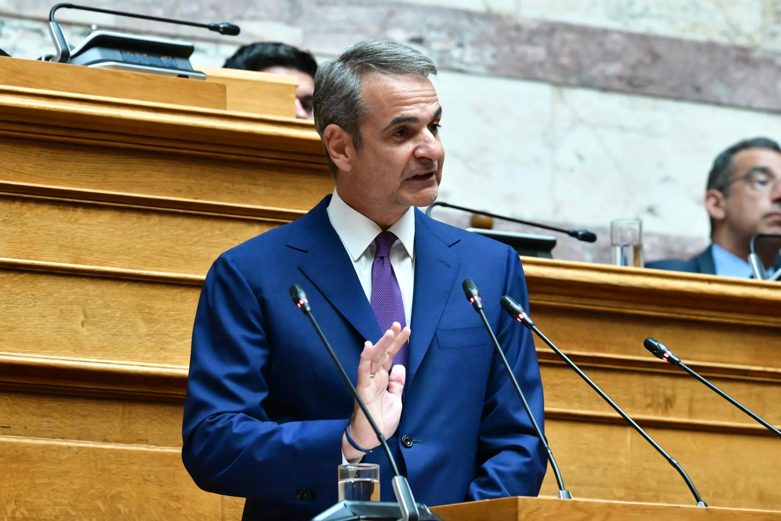 Ο Κυριάκος Μητσοτάκης μιλά στην Κοινοβουλευτική Ομάδα της ΝΔ