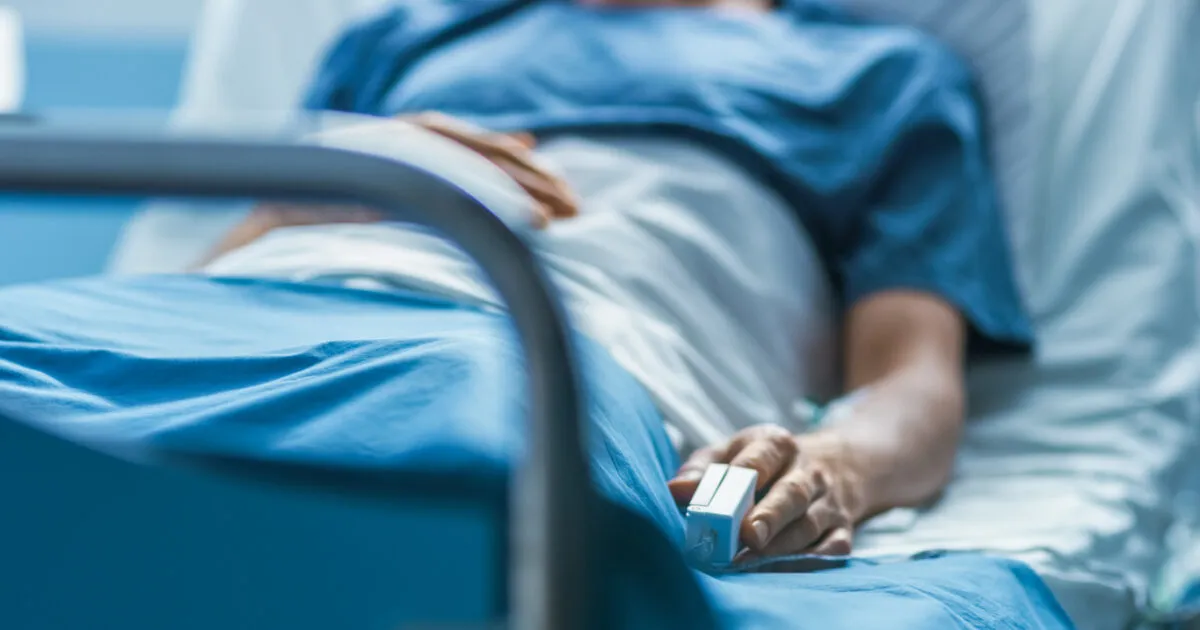Γιατρός εξετάζει ακτινογραφία θώρακα για καρκίνο πνεύμονα