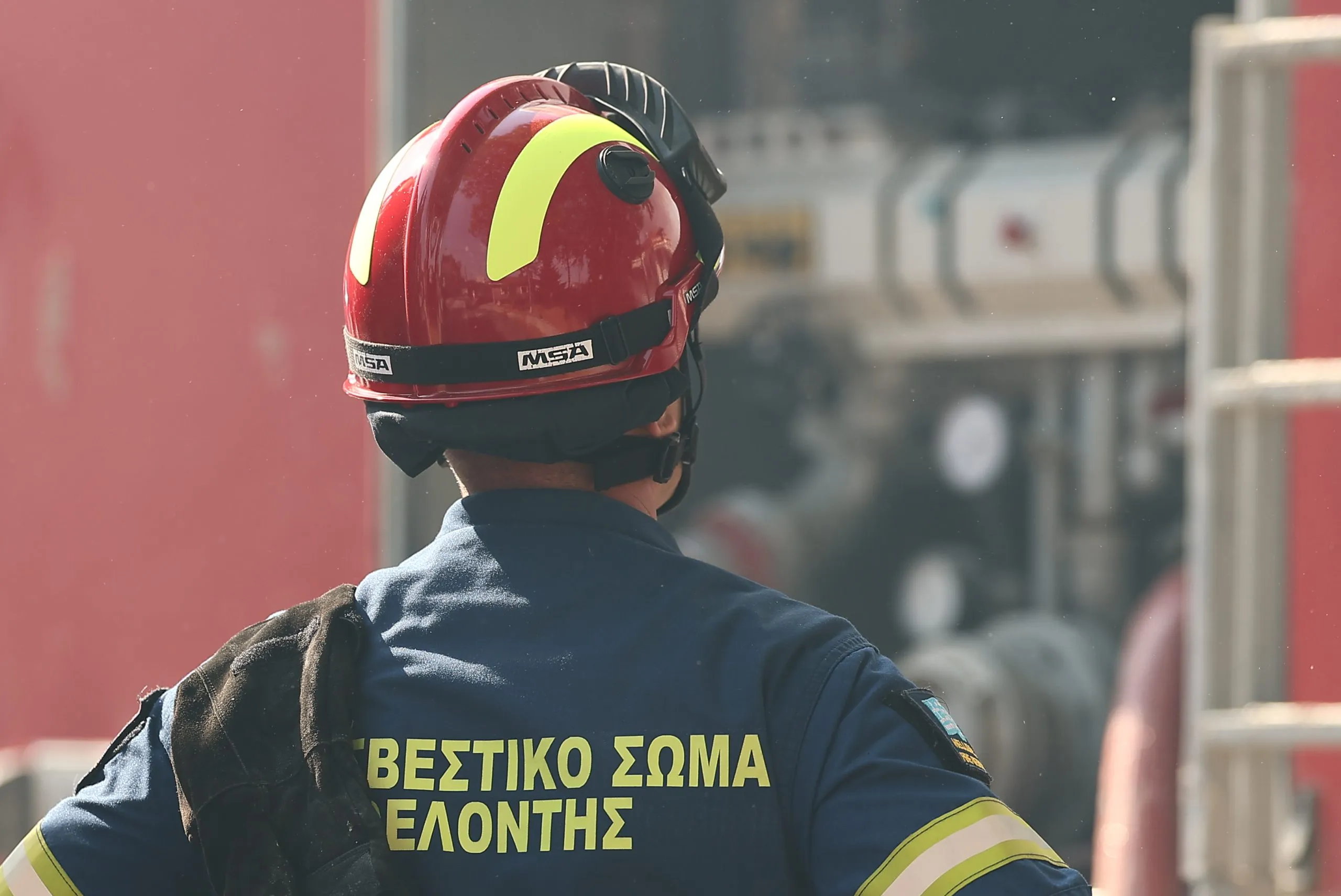Καμένο αυτοκίνητο σε πυλωτή πολυκατοικίας στη Θεσσαλονίκη