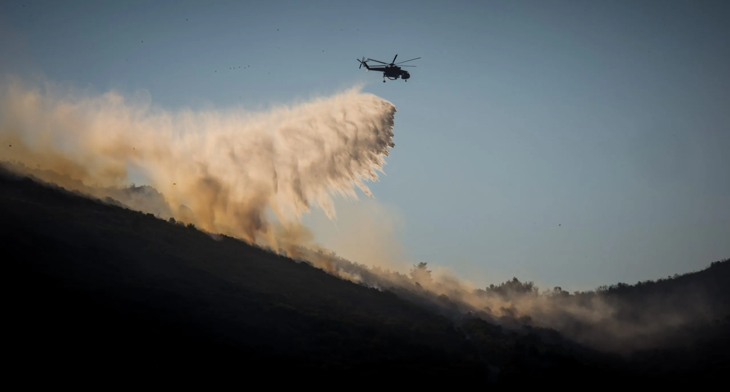 Πυροσβέστες κατασβήνουν φωτιά σε χαμηλή βλάστηση στη Θεσσαλονίκη