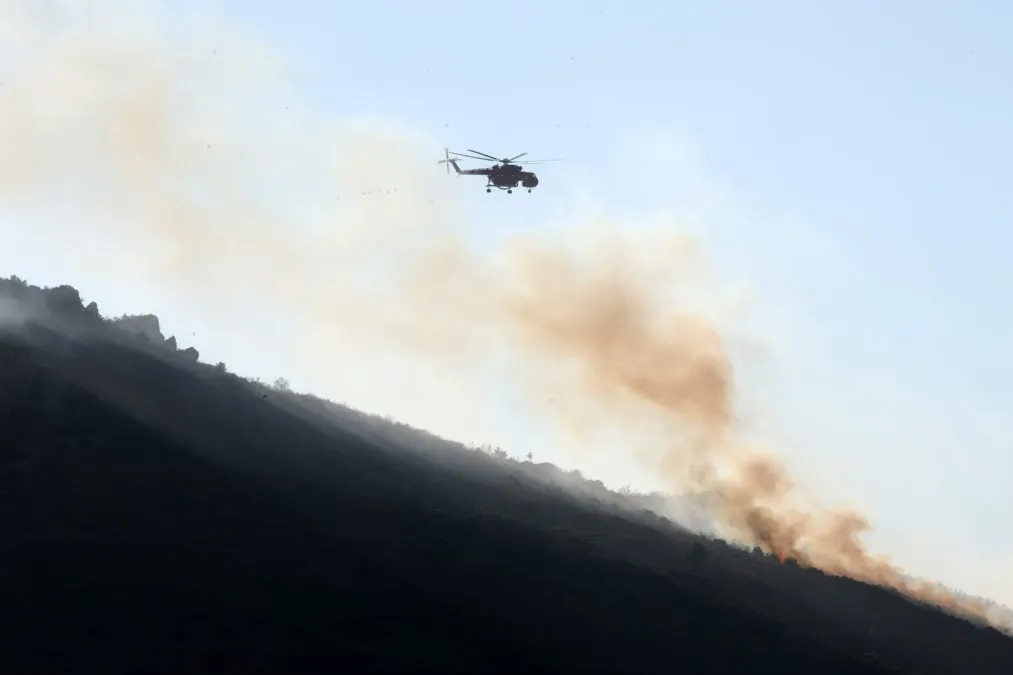 Πυροσβεστικό όχημα σε δασική περιοχή υψηλού κινδύνου πυρκαγιάς