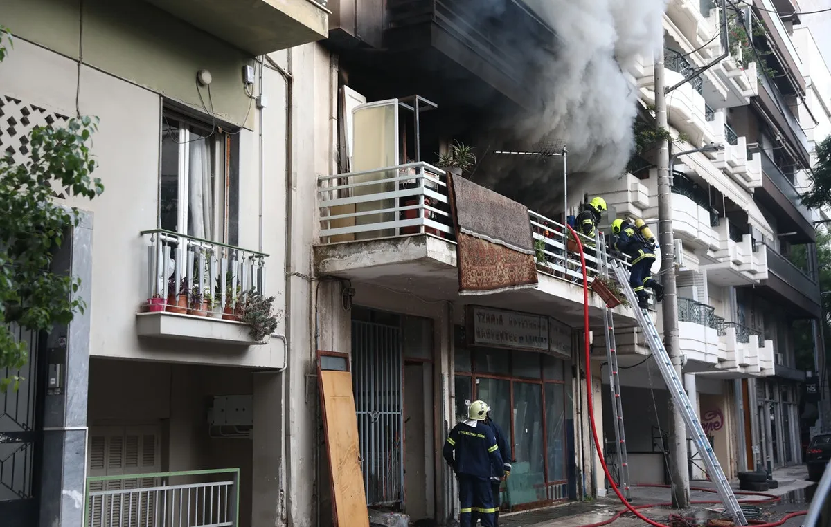 Πυροσβέστες επιχειρούν σε φωτιά διαμερίσματος στον Πειραιά