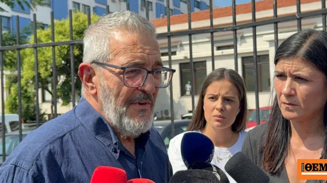Ο Παναγιώτης Νέστορας δίνει δηλώσεις έξω από το νοσοκομείο