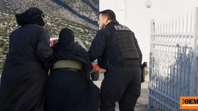 Φωτιά στην Πάρο: Απομάκρυναν καλόγριες από τη Μονή