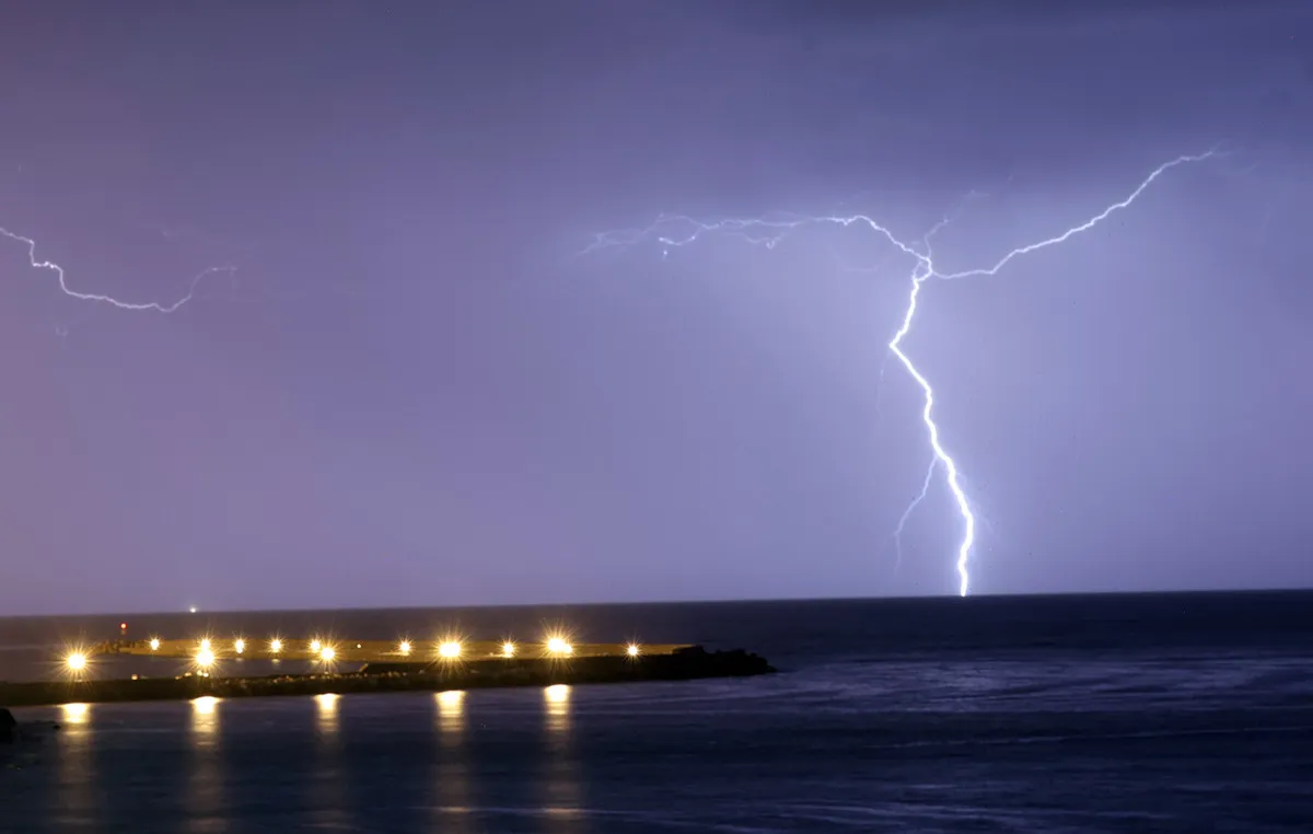 Σύννεφα καταιγίδας πάνω από ελληνική πόλη το καλοκαίρι