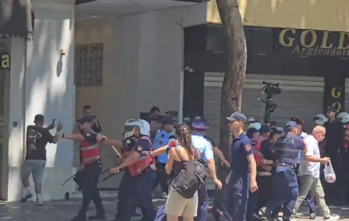 Αστυνομικοί με ασπίδες έξω από το κοινοβούλιο της Αλβανίας στα Τίρανα