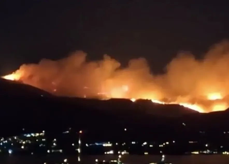 Η φωτιά στην Πάρο μαίνεται: Εκκενώθηκαν εννέα οικισμοί