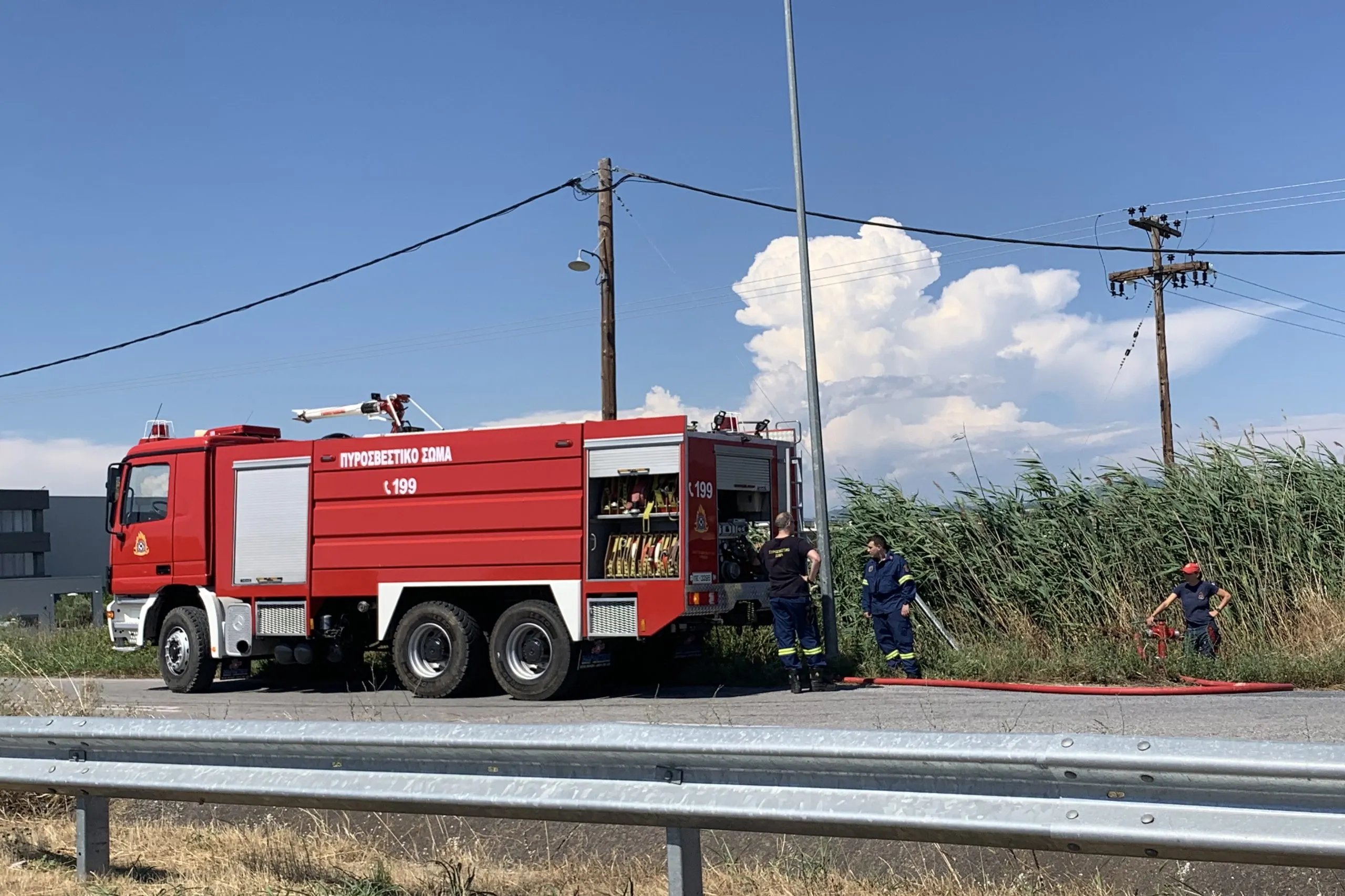 Πυροσβέστες επιχειρούν σε πυρκαγιά στον Μαραθώνα Αττικής