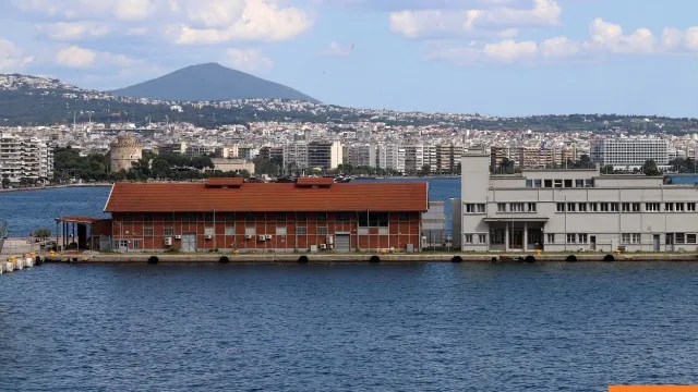 Αστυνομικό περιπολικό έξω από κτίριο του λιμενικού στη Θεσσαλονίκη