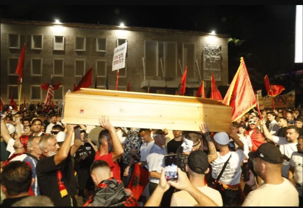 Διαδηλωτές στα Τίρανα κατά της κυβέρνησης Ράμα