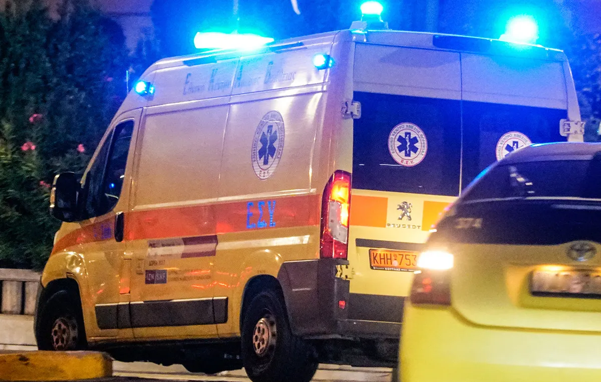 Ασθενοφόρο ΕΚΑΒ κοντά στο Δημαρχείο Αγίου Νικολάου Κρήτης
