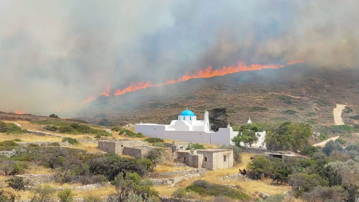 Πυροσβέστες επιχειρούν σε πυρκαγιά στον ΧΥΤΑ της Πάρου