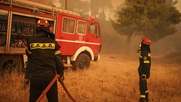 Πυροσβέστες κατασβήνουν φωτιά στα Βασιλικά Θεσσαλονίκης