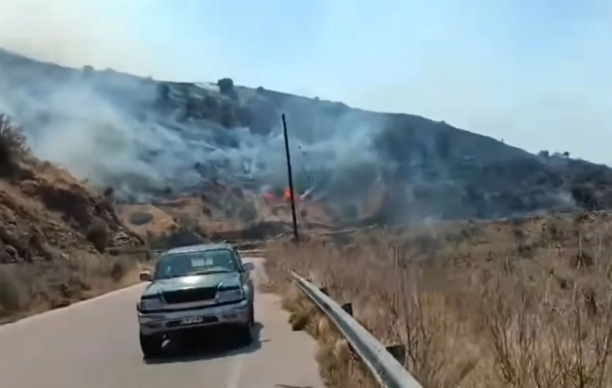 Πυκνός καπνός από τη φωτιά στο Ρέθυμνο Κρήτης