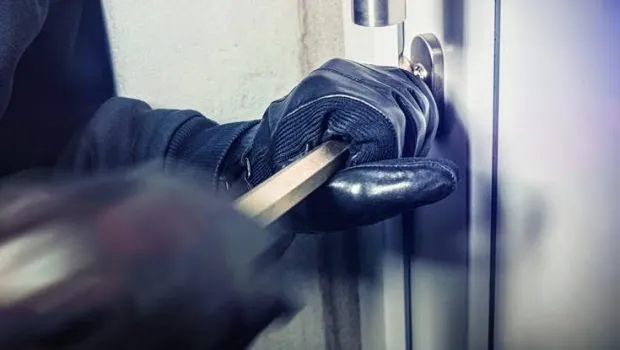Αστυνομικοί συλλαμβάνουν μέλη σπείρας διαρρηκτών στην Αττική