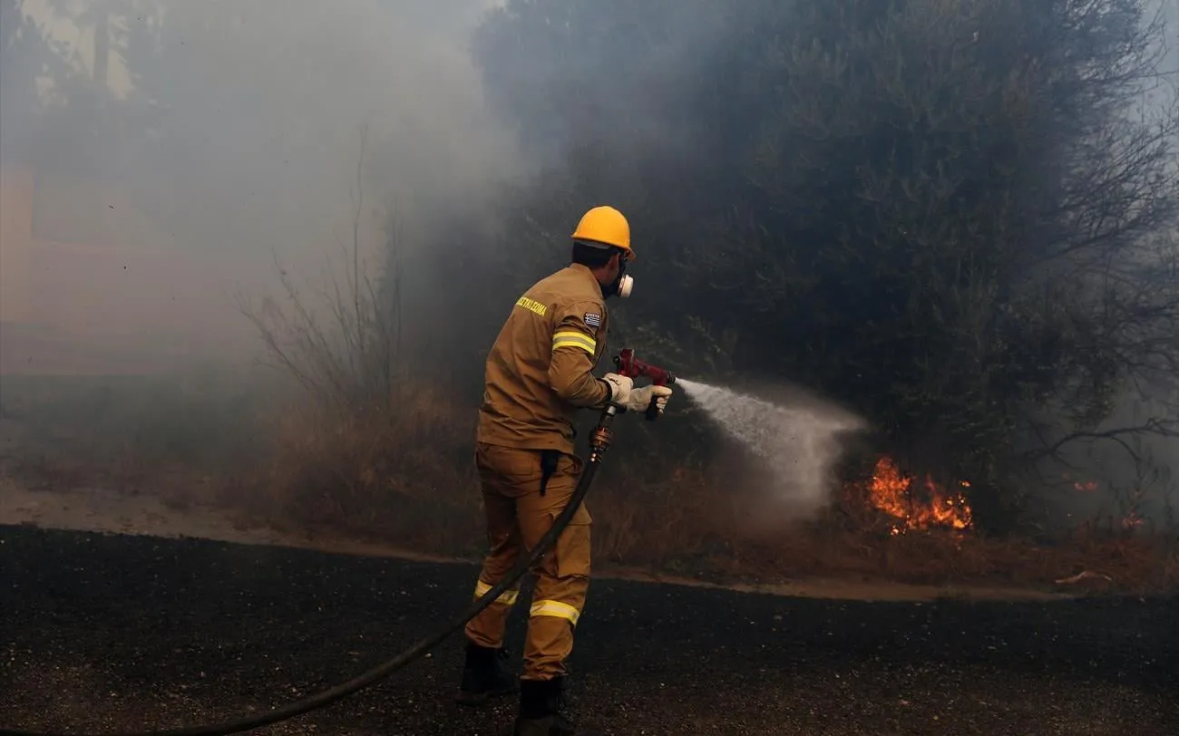 Πυροσβεστικό ελικόπτερο επιχειρεί σε δασική πυρκαγιά