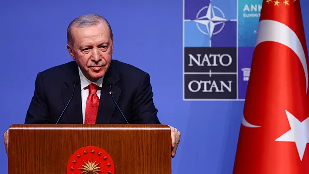 Ο Ερντογάν χαρίζει περίστροφο σε ηγέτη του ΝΑΤΟ