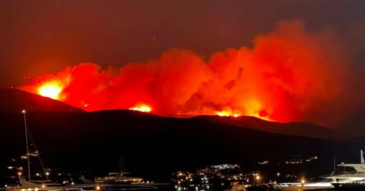 Πυροσβέστες επιχειρούν στη φωτιά στην Πάρο