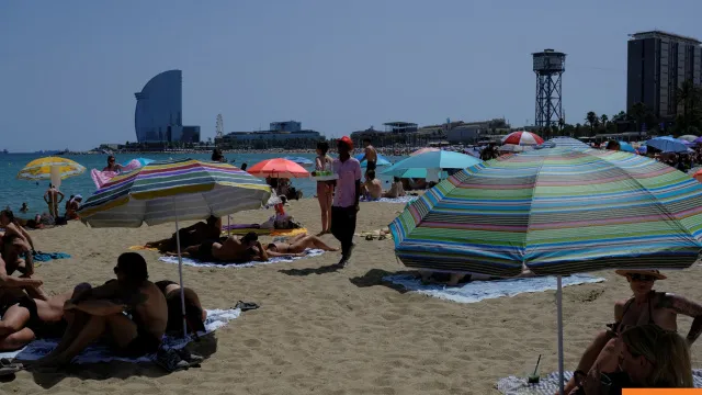 Τουρίστες σε παραλία της Ισπανίας το καλοκαίρι